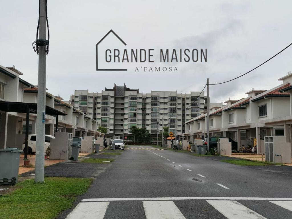 Budget HOMES A'Famosa Golf view Near WATERPARK l UITM l HONDA l Netflix free l wifi 100mbps photo 1