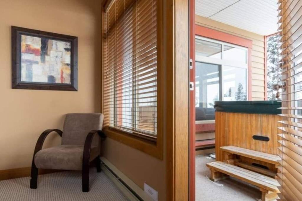 Big White Beauty! Ski in/out 3bed Chalet w/hot tub photo 2