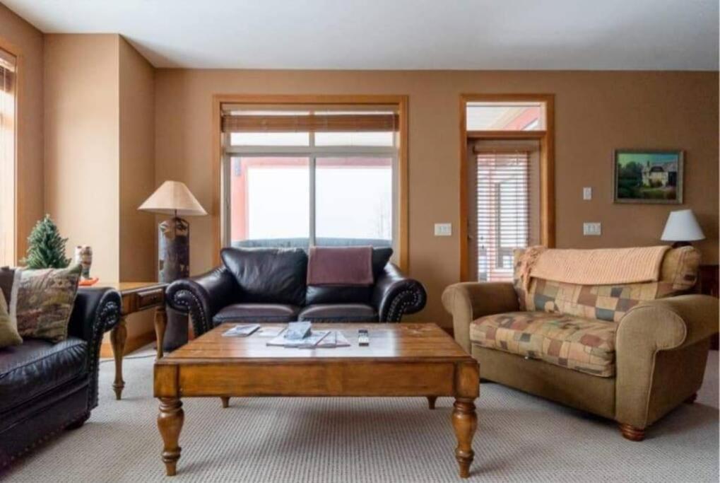 Big White Beauty! Ski in/out 3bed Chalet w/hot tub photo 3