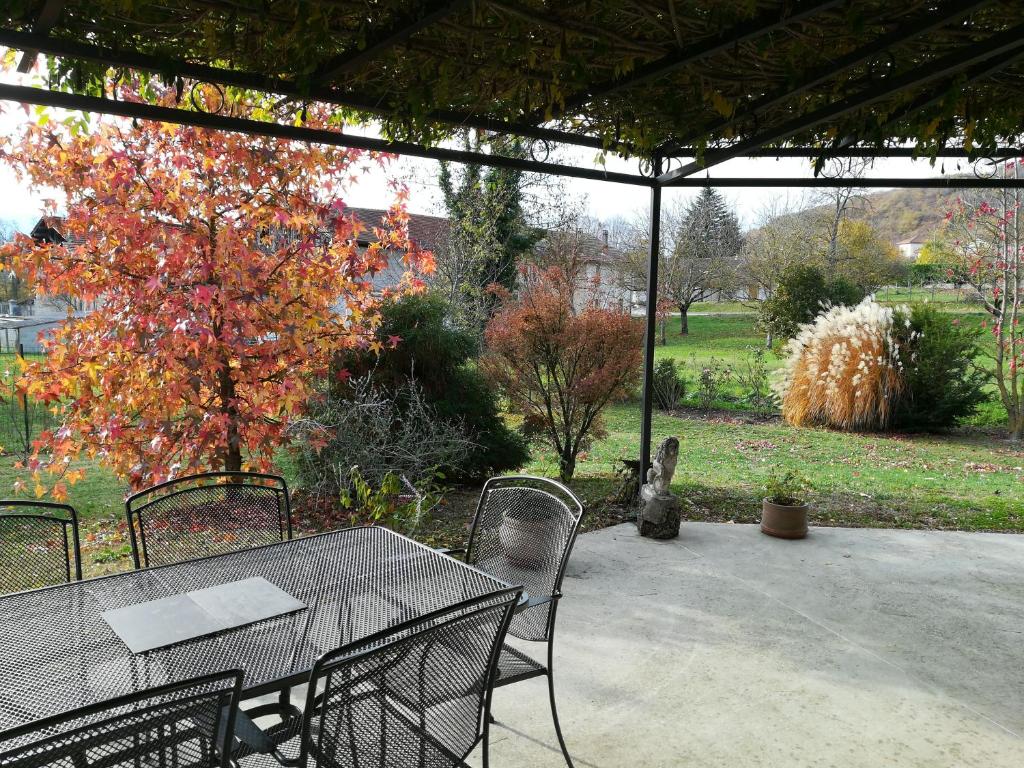60 m2 Etage Entièrement pour vous Calme et activités photo 3