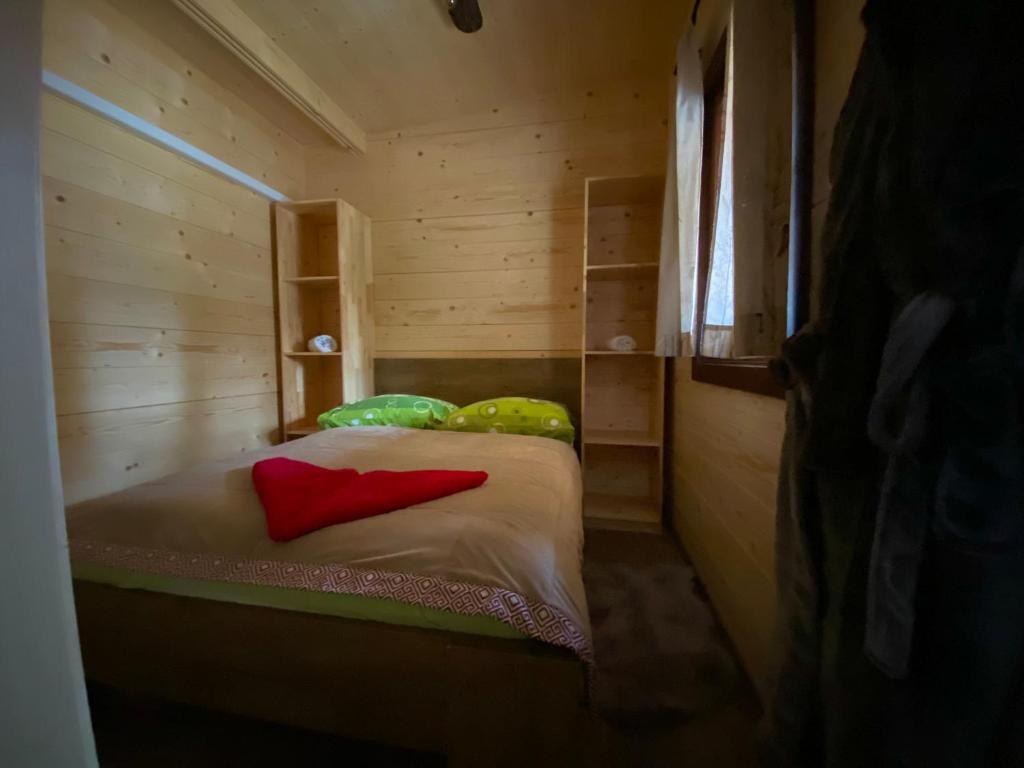 Wooden lodge with jacuzzi photo 2