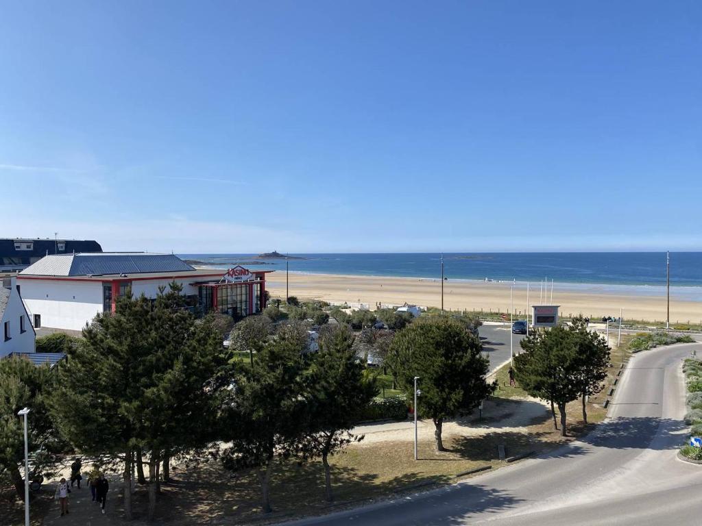 108 - Appartement T4, au dernier étage, avec ascenseur, de la résidence des Arcades, avec magnifique vue mer.