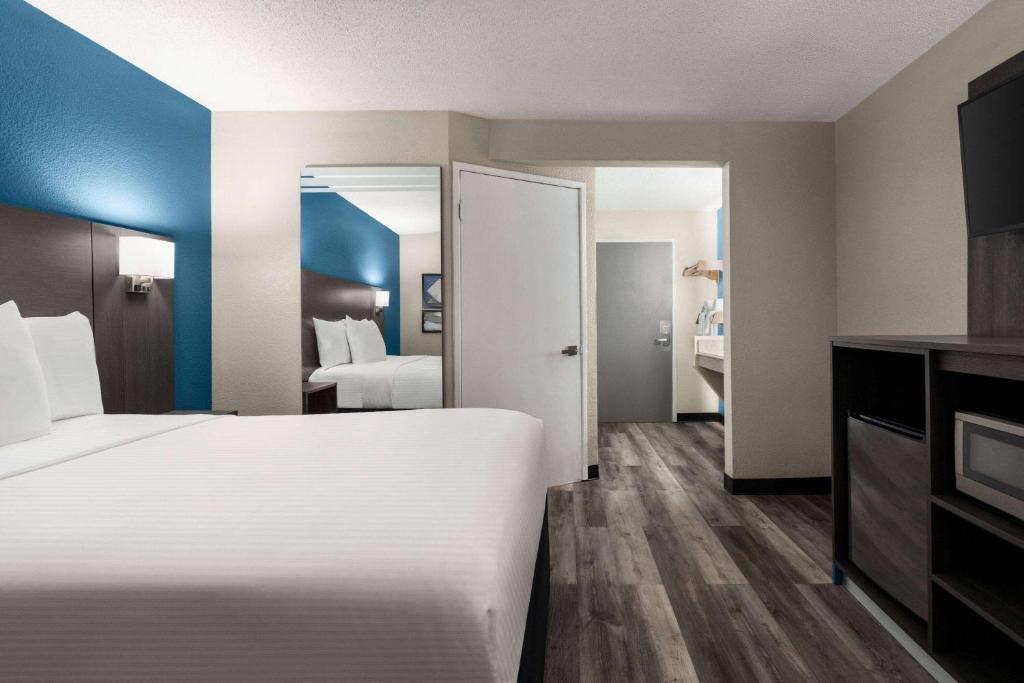 La Quinta Inn & Suites by Wyndham Chicago Tinley Park - Tap to explore photos