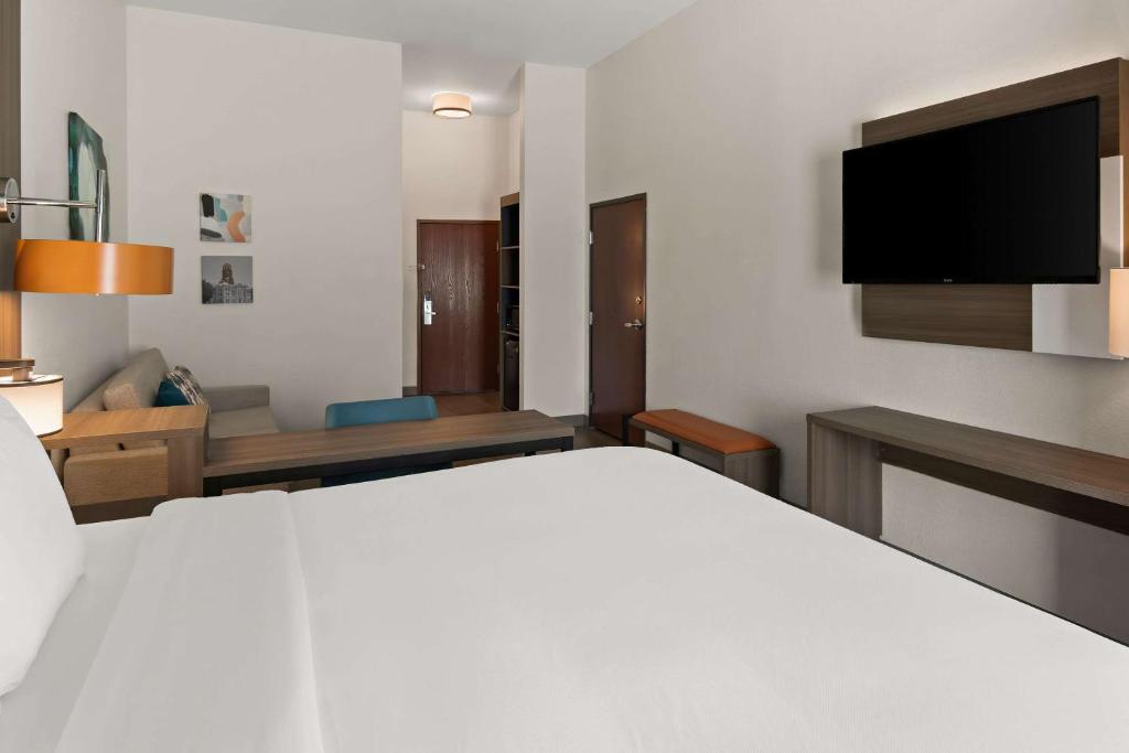 Comfort Suites Granbury - Tap to explore photos