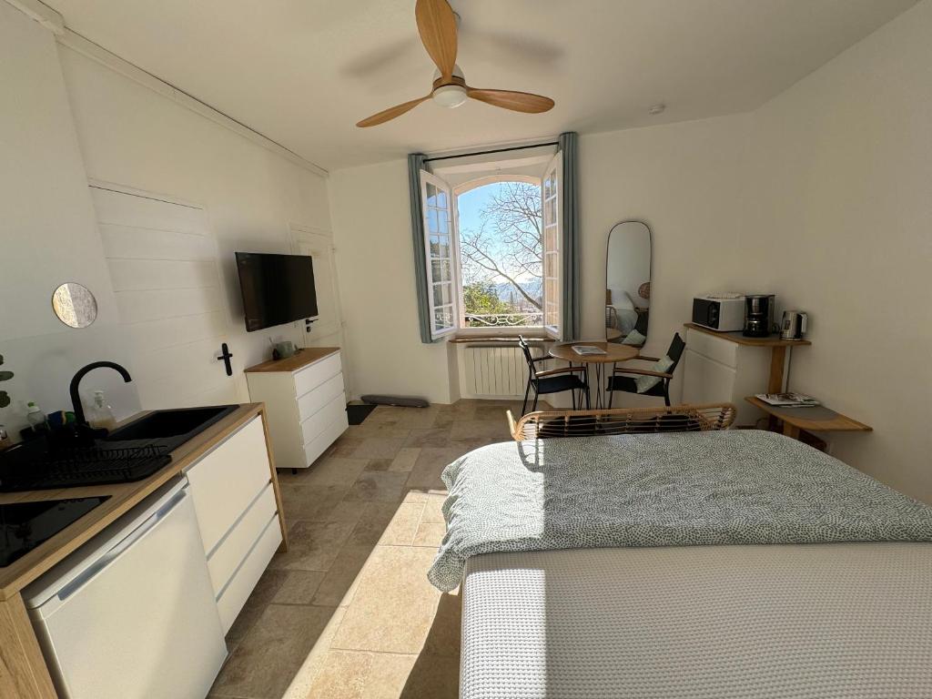 Studio Liège, vue mer au village de Bormes les Mimosas photo 1
