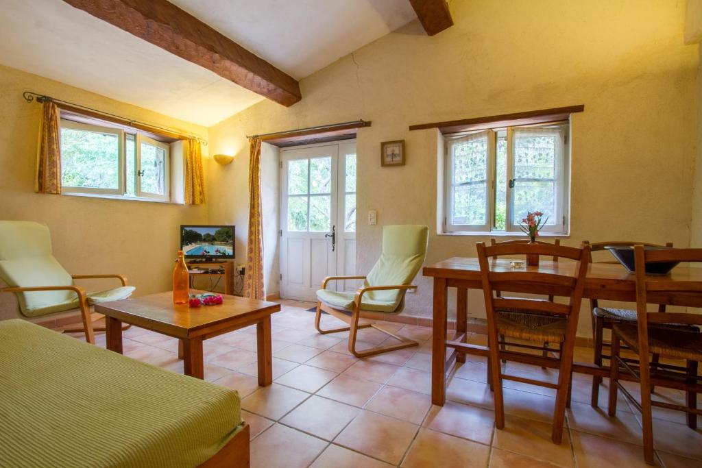 Le Jas charming Mas in Provence with shared pool nature calm space photo 4
