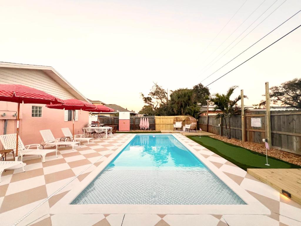 Luxury Villa 3 Blocks from the Beach with Pool a Fire Pit and Outdoor Oasis photo 3