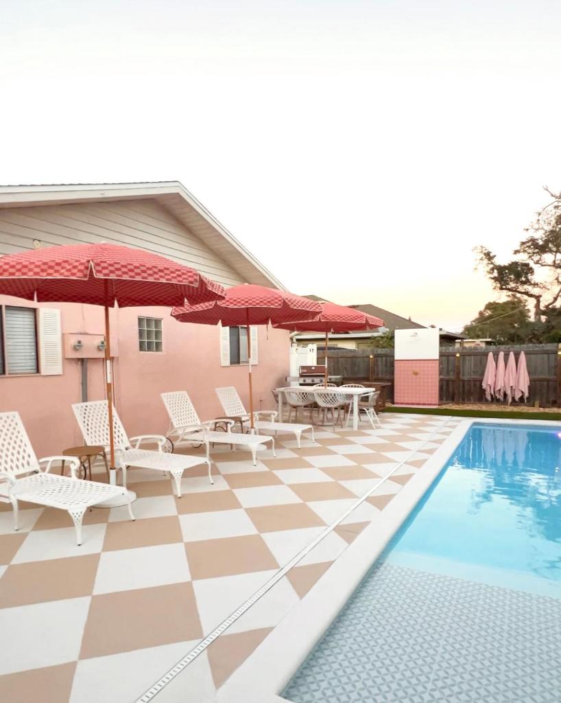 Luxury Villa 3 Blocks from the Beach with a Pool, Fire Pit and Outdoor Oasis photo 4