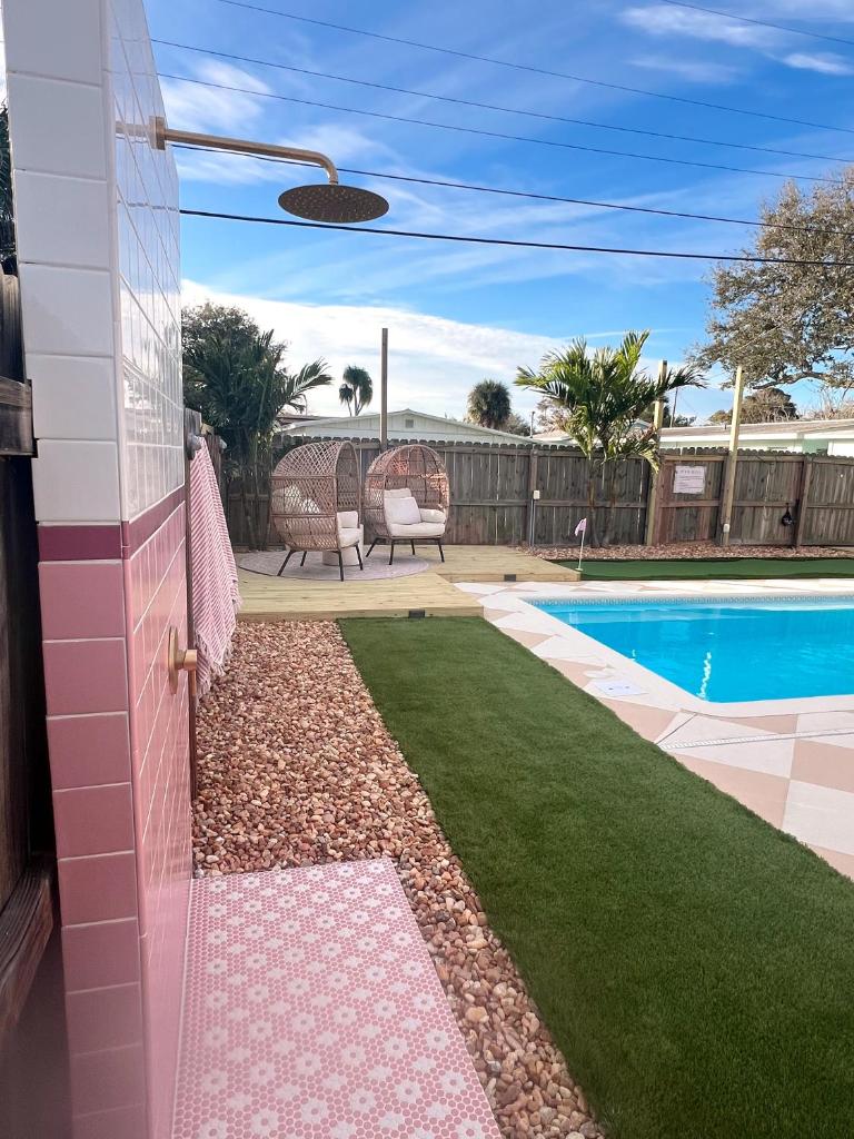 Luxury Villa 3 Blocks from the Beach with a Pool, Fire Pit and Outdoor Oasis photo 2