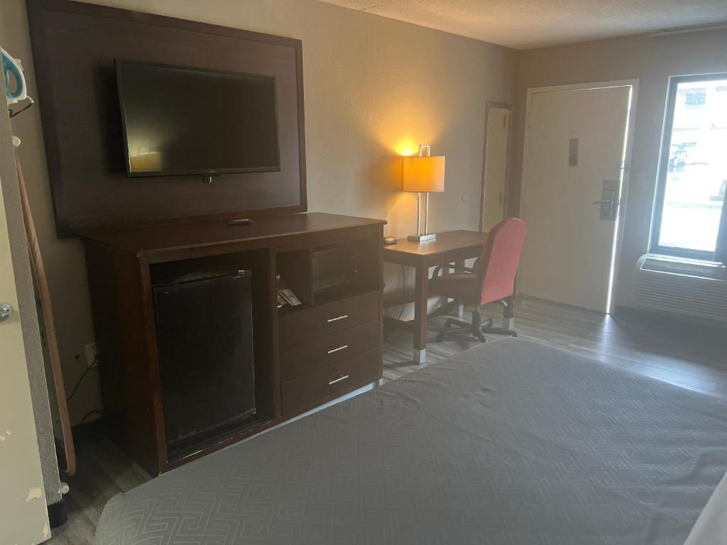 Econo Lodge image