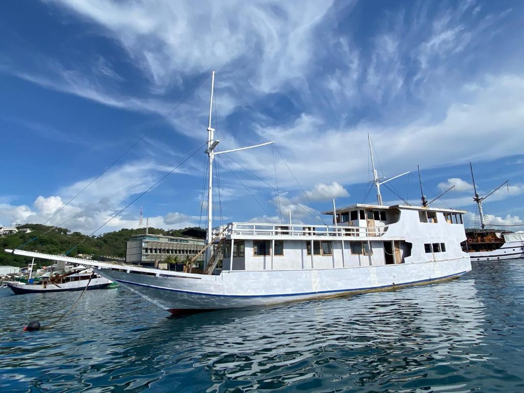 William Komodo Travel