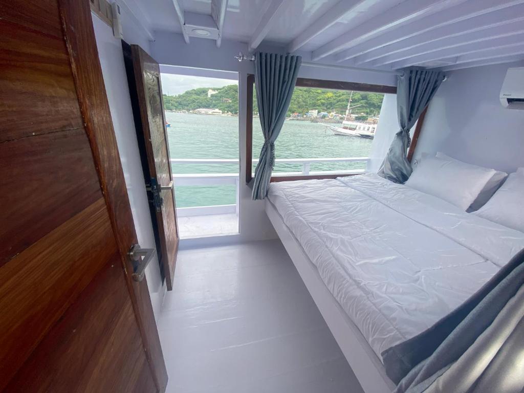 William Komodo Travel photo 1