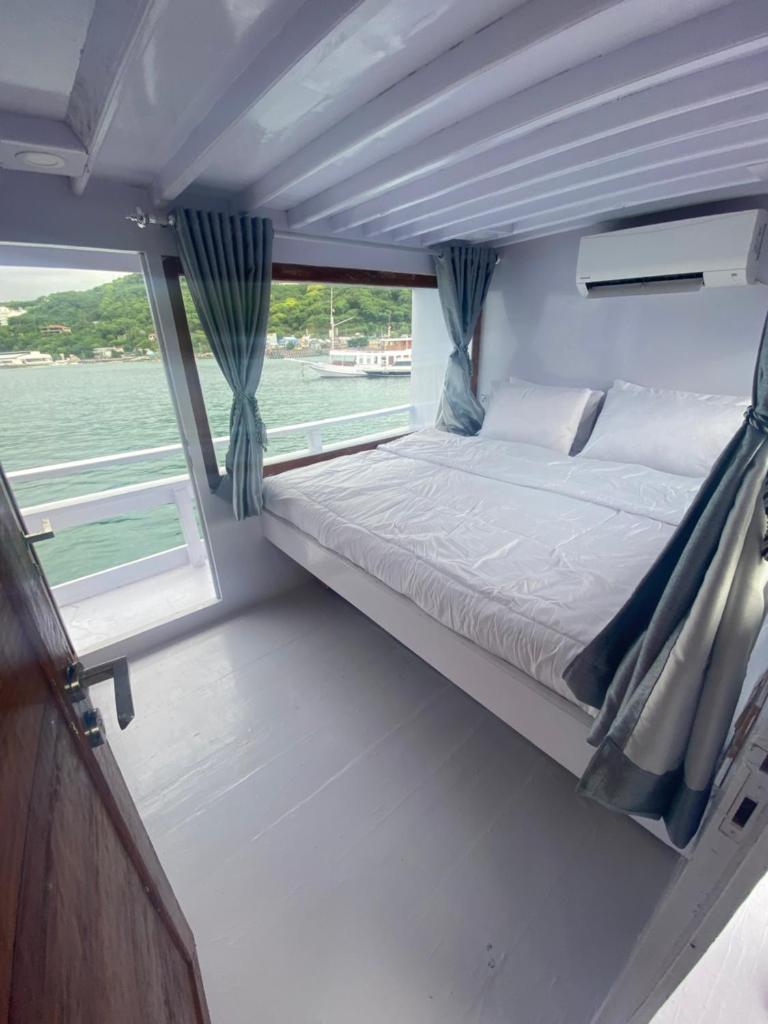 William Komodo Travel photo 4