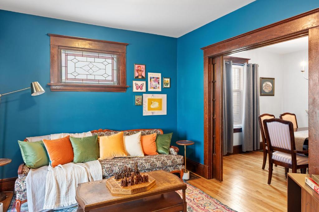Beautiful Victorian Home Located Downtown Moncton photo 3