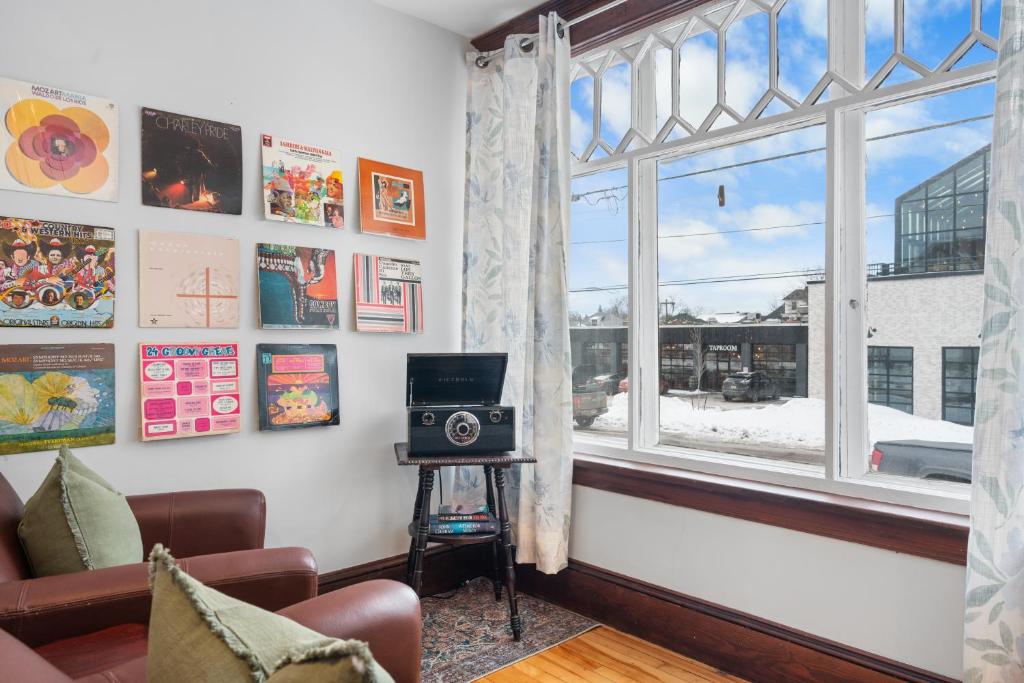 Beautiful Victorian Home Located Downtown Moncton photo 2
