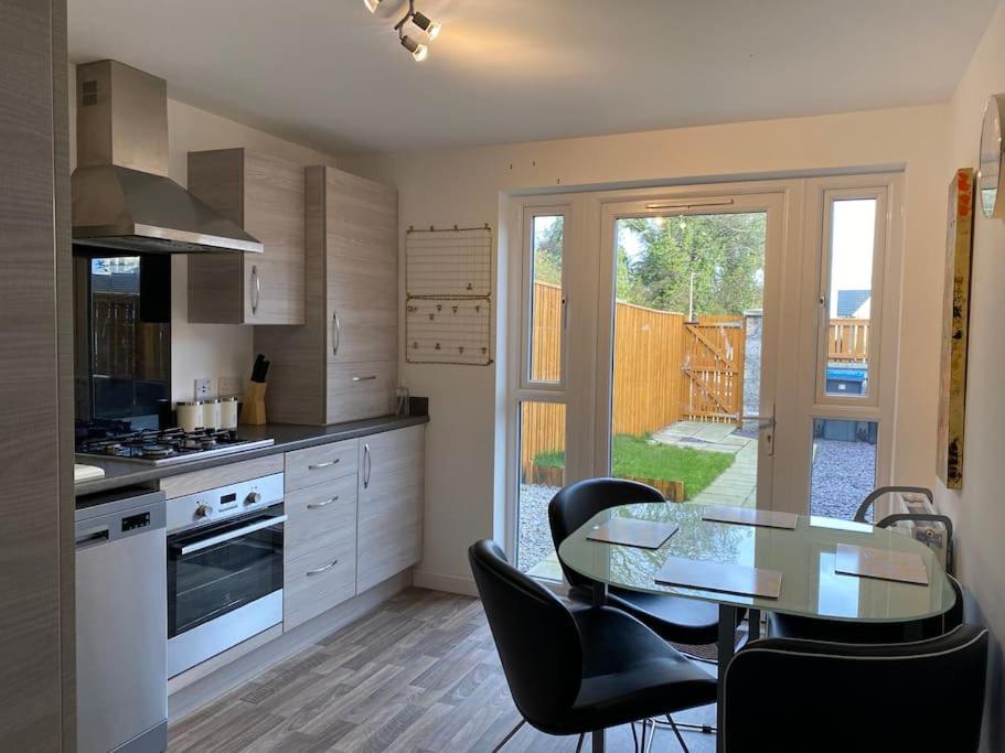 Modern 3bed house in central location & free parking