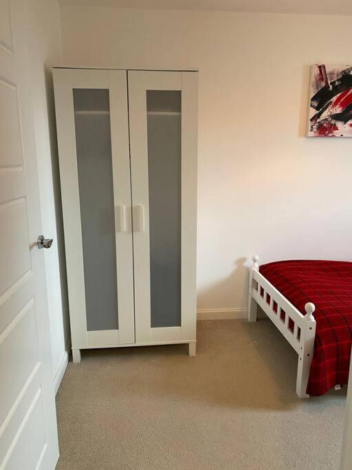 Modern 3bed house in central location & free parking photo 1