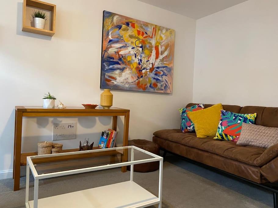Modern 3bed house in central location & free parking photo 2