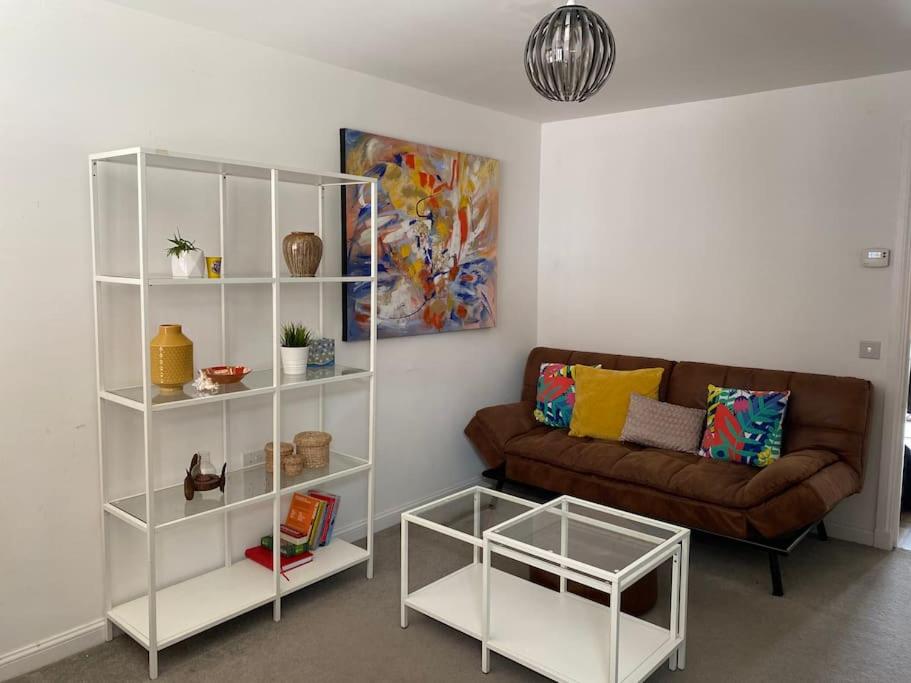 Modern 3bed house in central location & free parking photo 3