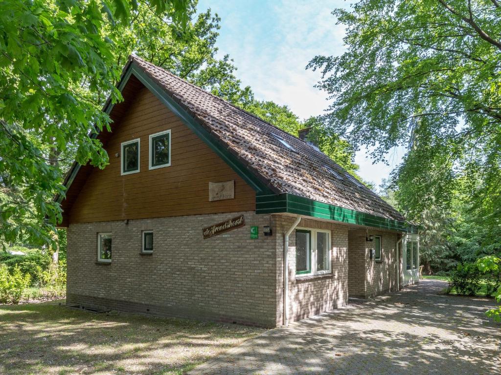 Beautiful home with lots of privacy, in the forest photo 1
