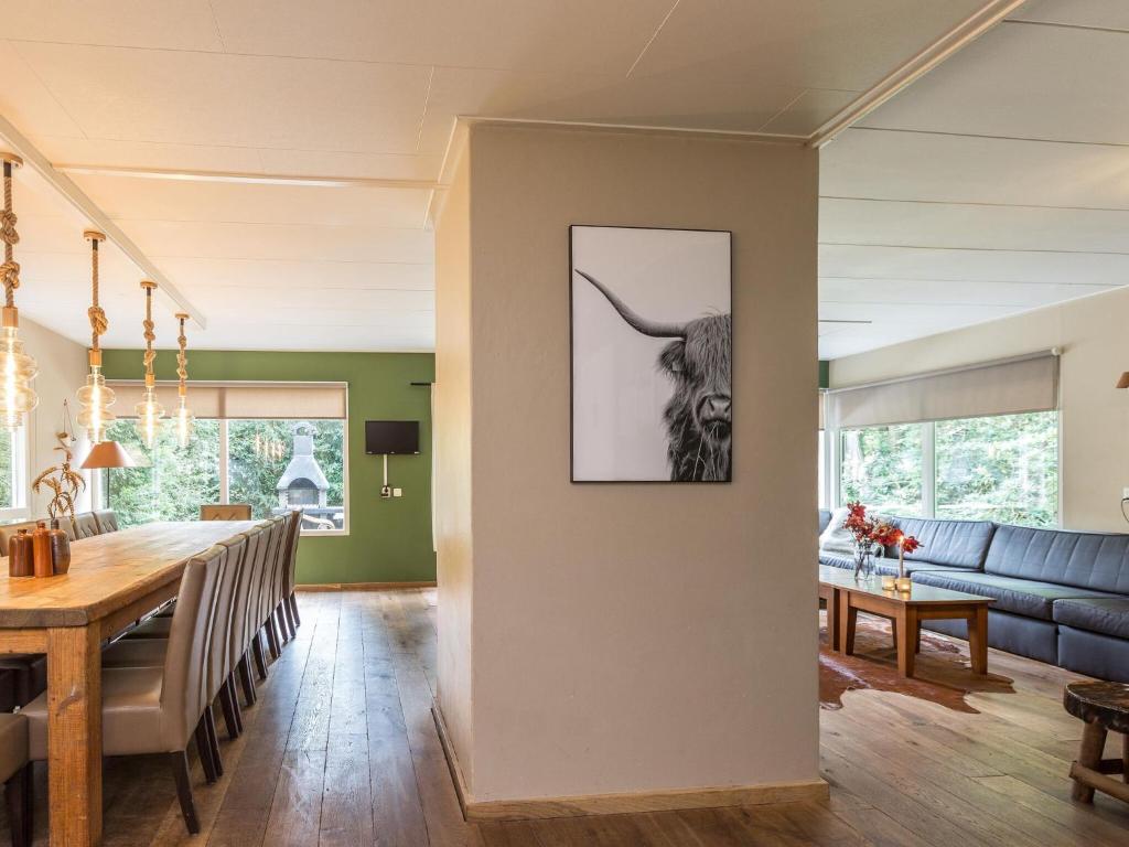 Beautiful home with lots of privacy, in the forest photo 2