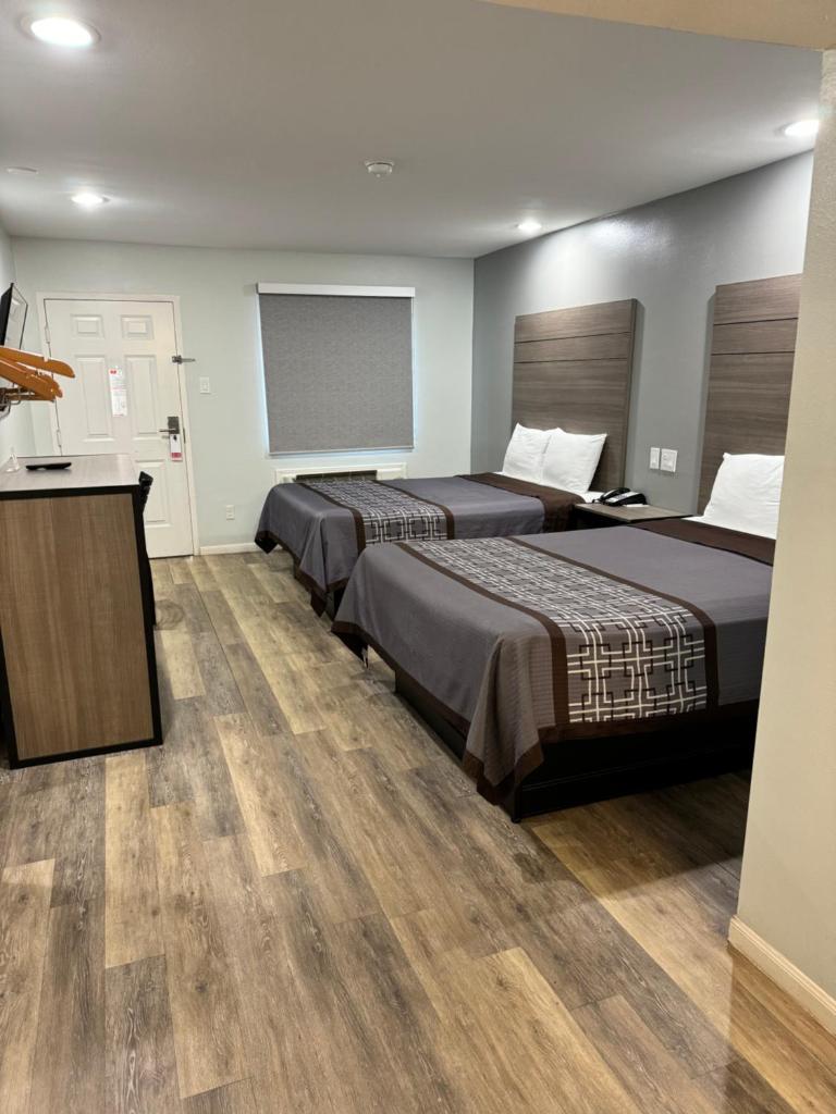 Continental Inn and Suites photo 2