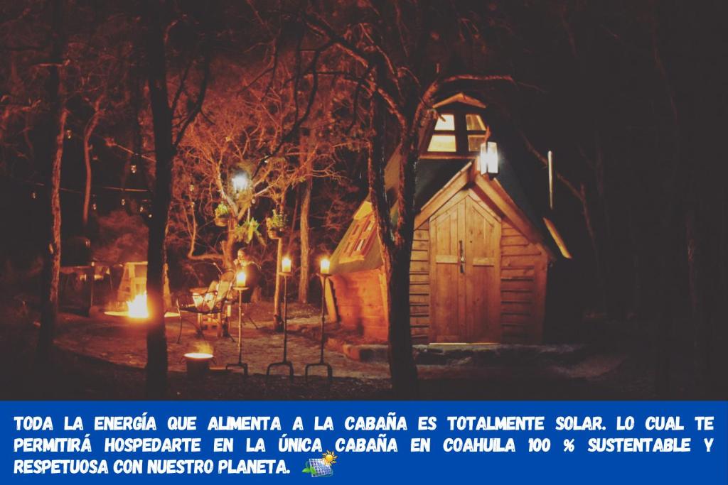 Pequeña cabaña mágica con chimenea interior photo 3