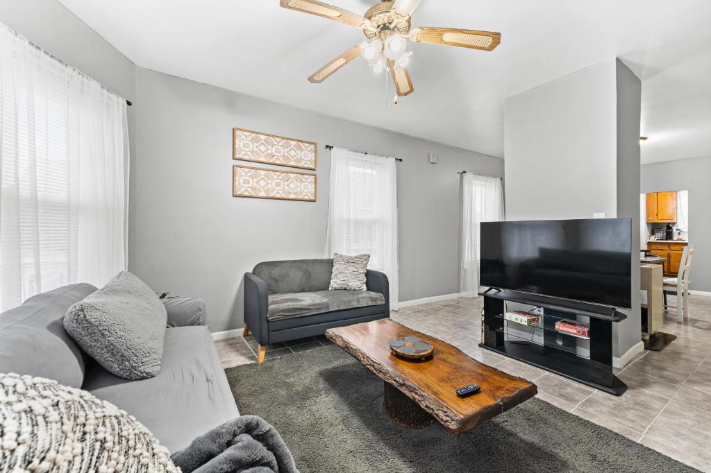 Sleeps 5 near ferry, train to Boston and downtown 3br apartment image