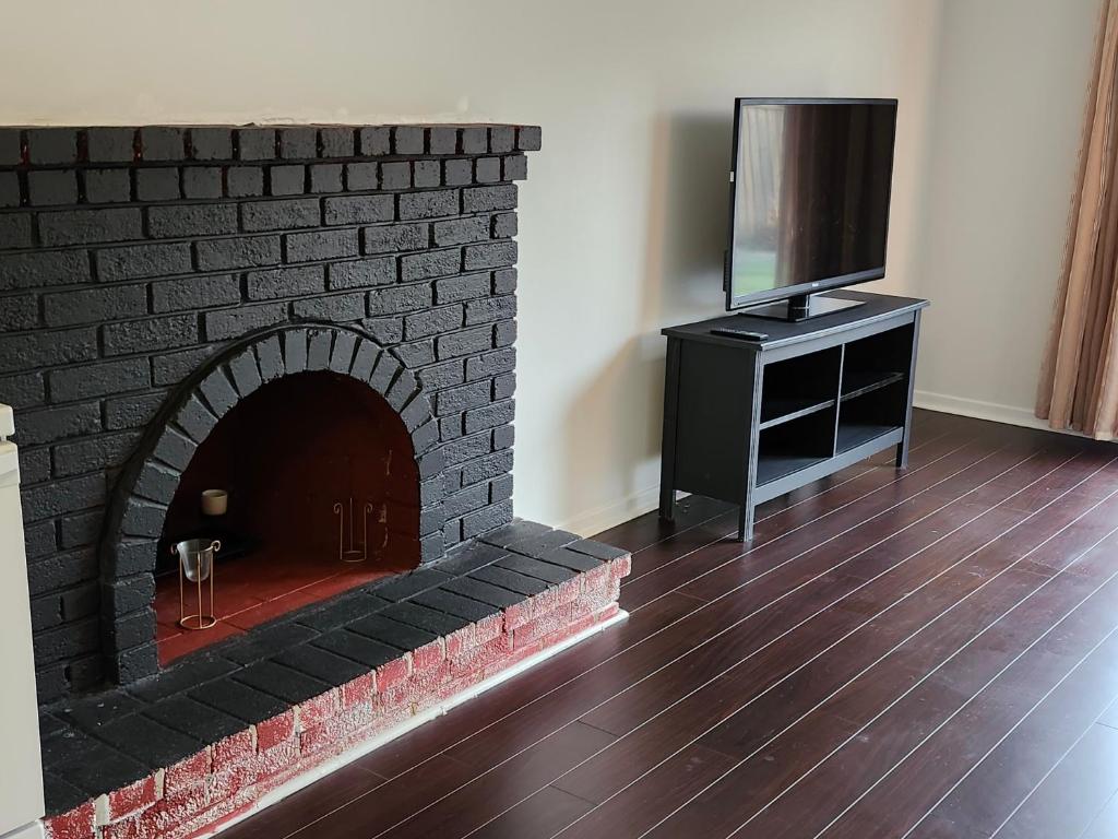 Live In a separate house Earndale Mississauga photo 2