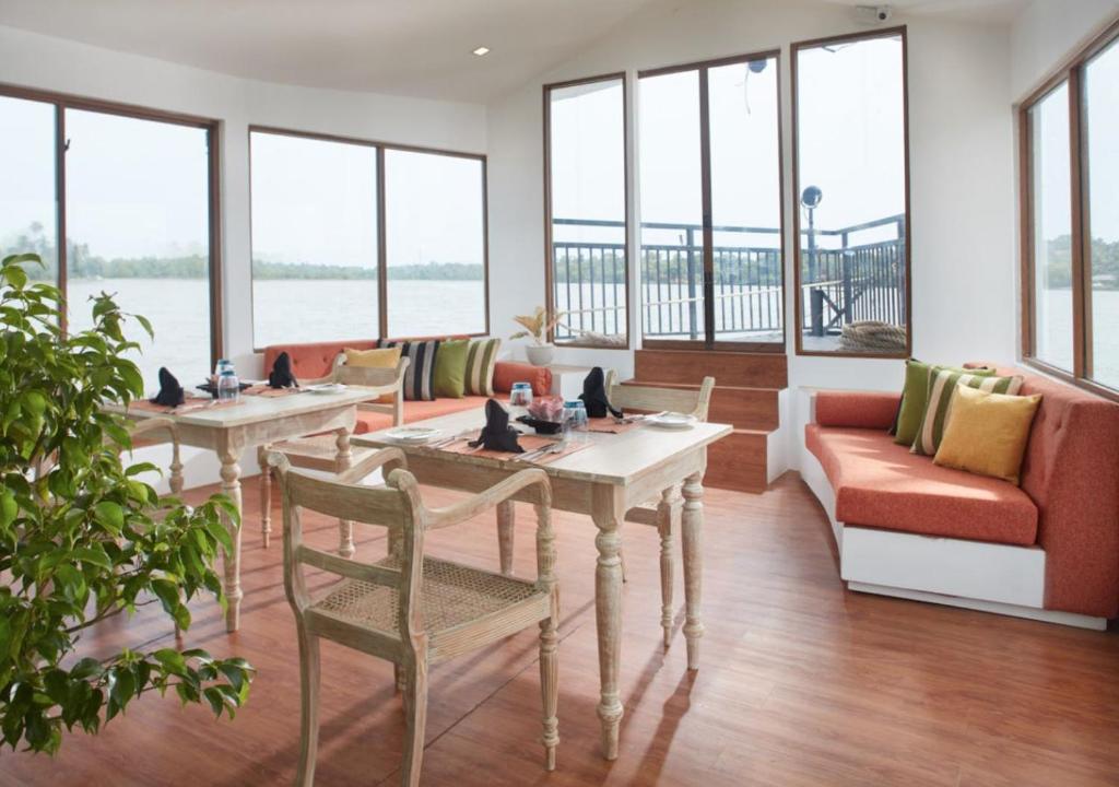 Charter by DAE - Luxury River Cruise photo 3