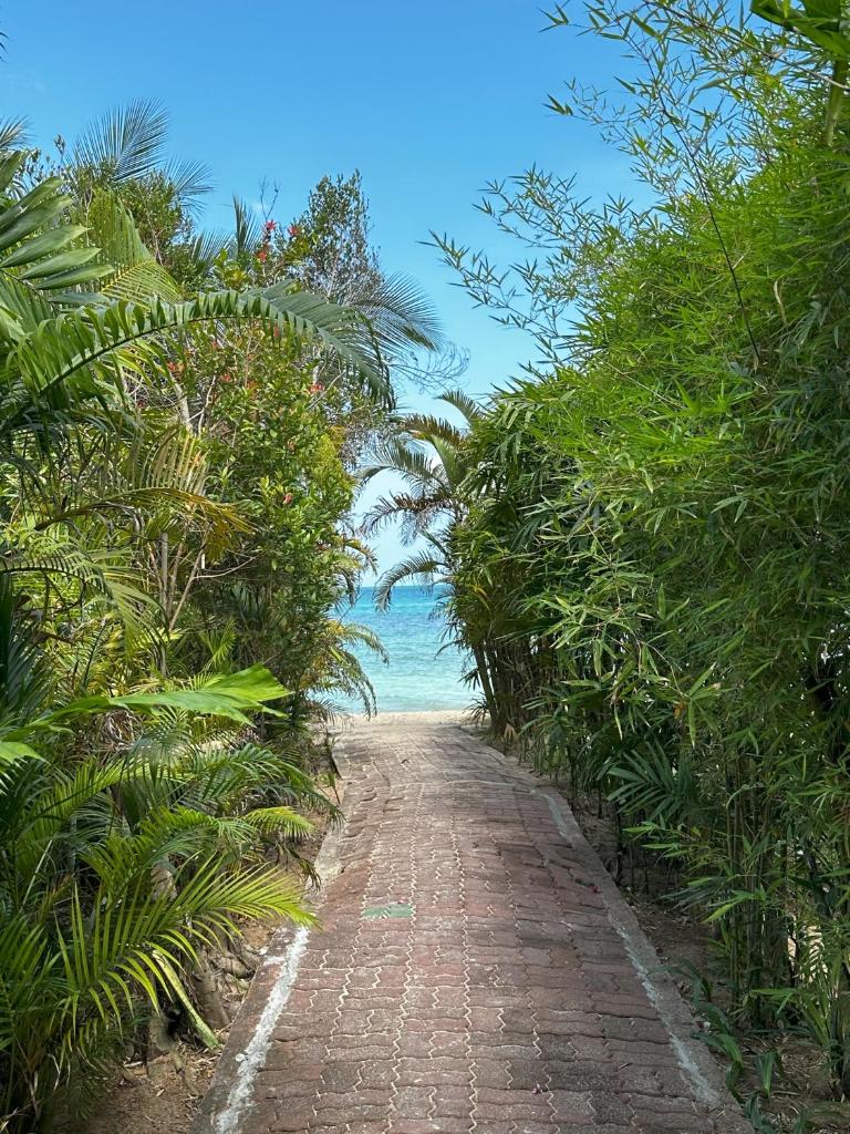 Beachside 3-Bedroom Townhouse w Private Pool at 70 Meters from Beach photo 3