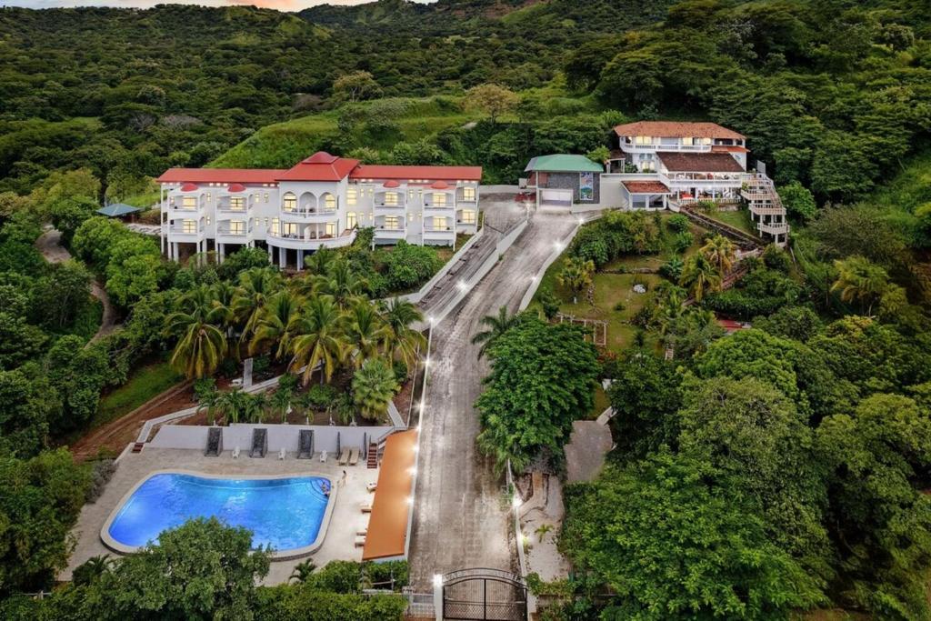 Exquisite and Spacious 250m Villa in Coco VillaH photo 1