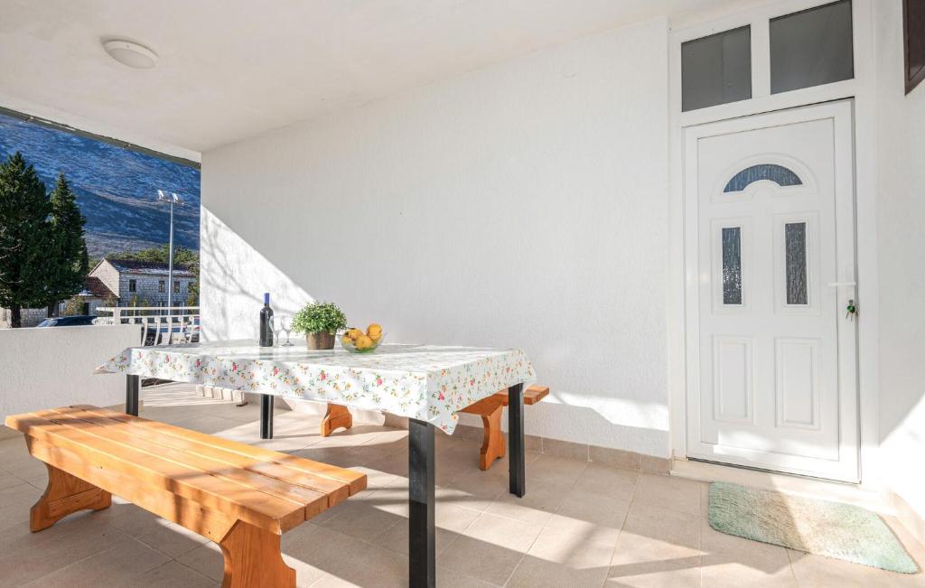 3 Bedroom Beautiful Home In Rascane photo 1
