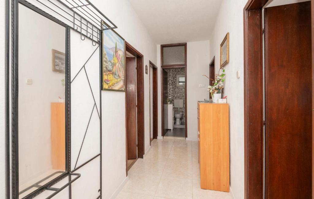 3 Bedroom Beautiful Home In Rascane photo 3