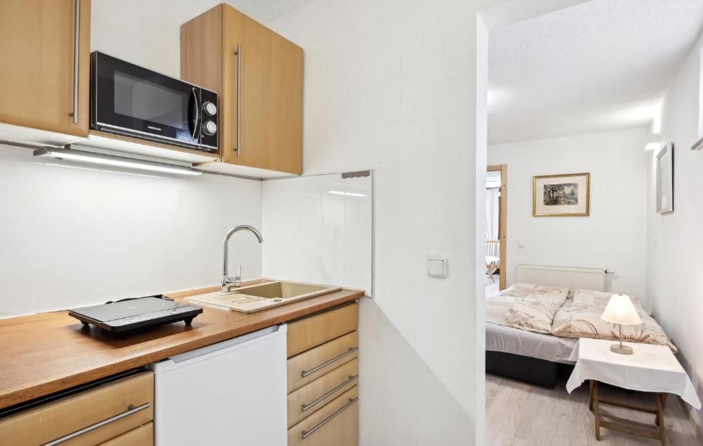 1 Bedroom Lovely Apartment In Zirchow photo 4