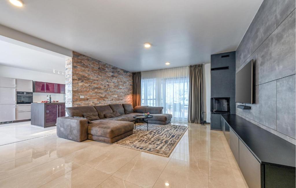 4 Bedroom Amazing Home In Vinogradi Ludbreski photo 2