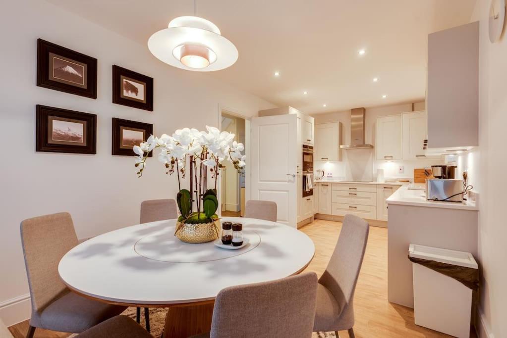 Tranquil 4-Bed Oasis Modern Chic House Room Type - Four-Bedroom House