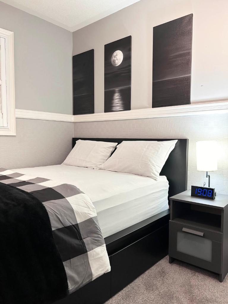 A Room in Oshawa, Free Parking photo 1