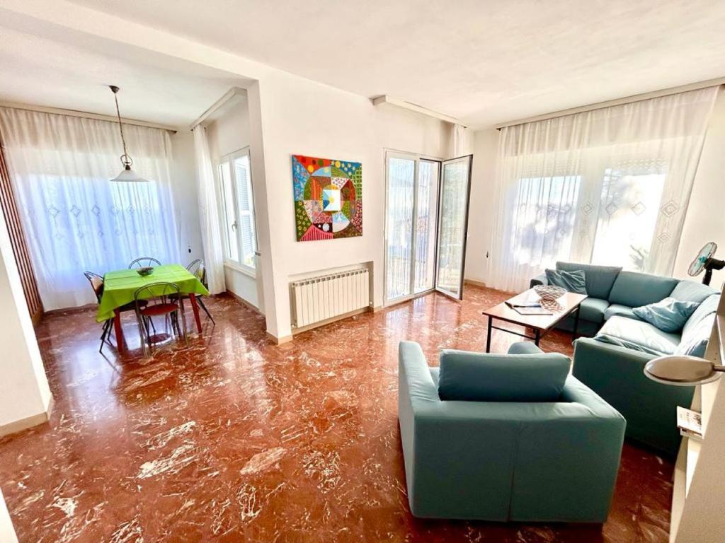 Villa Renata, bellissima villa con terrazzo vista mare, giardino e spiaggia inclusa photo 2