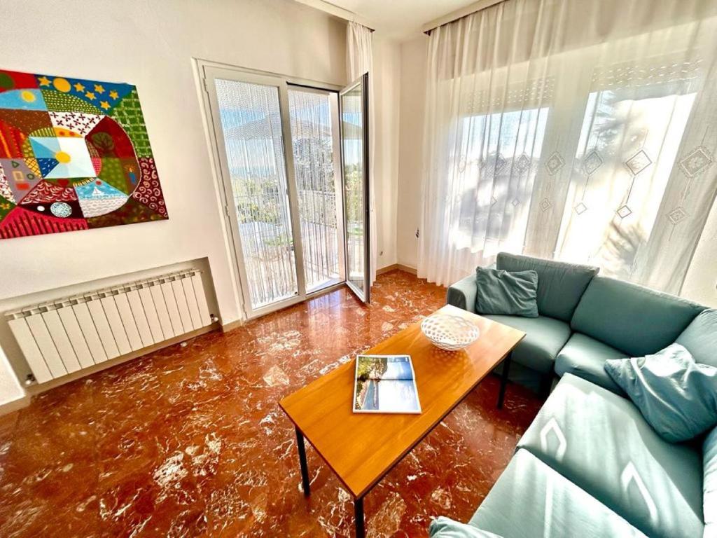Villa Renata, bellissima villa con terrazzo vista mare, giardino e spiaggia inclusa photo 3