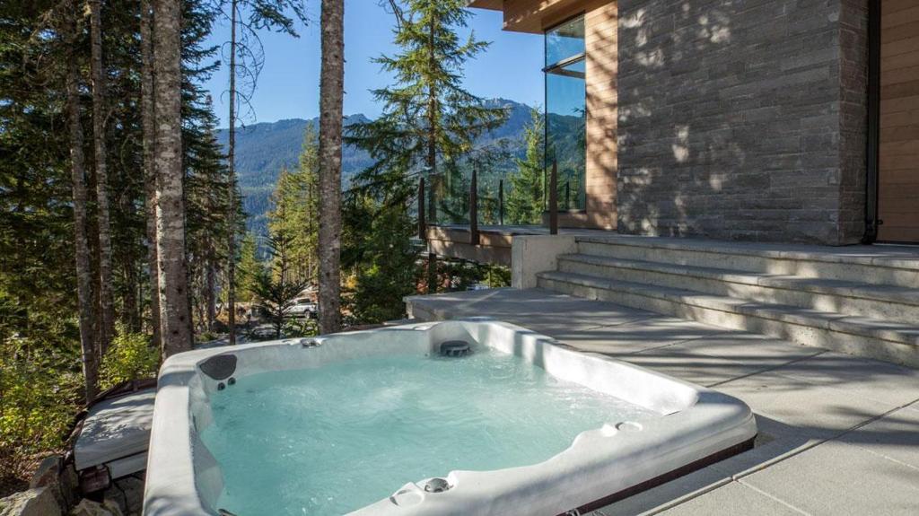 Kadenwood 2927 - Luxury Ski Retreat, Private Gondola Access, Jacuzzi - Whistler Platinum photo 3
