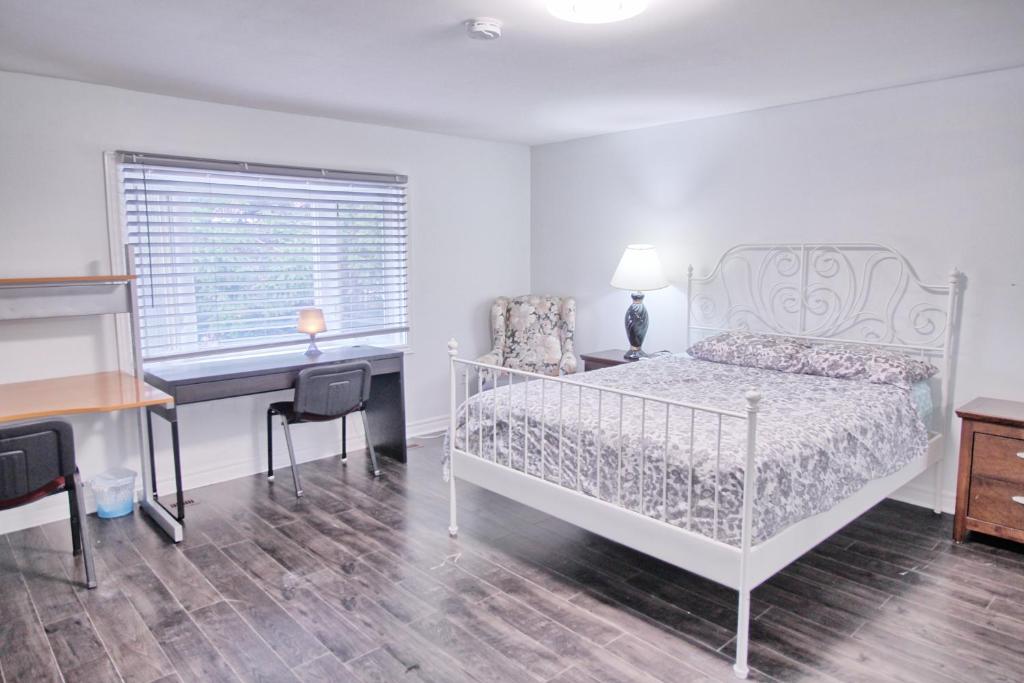 Large and beautiful master room with private bathroom photo 2