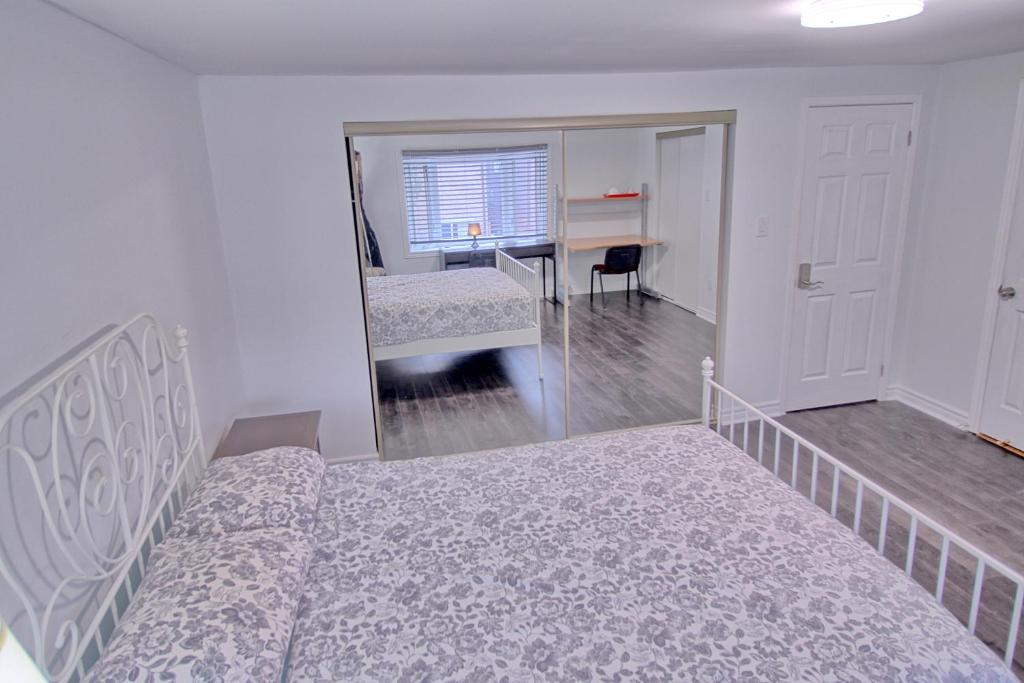 Large and beautiful master room with private bathroom photo 1