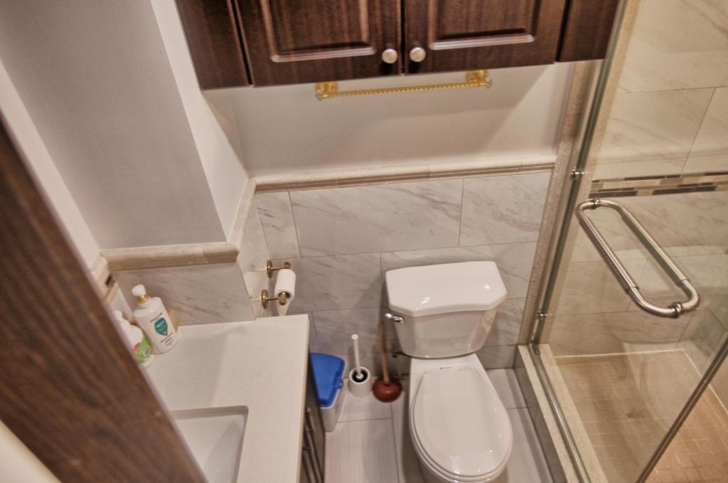 Large and beautiful master room with private bathroom photo 4
