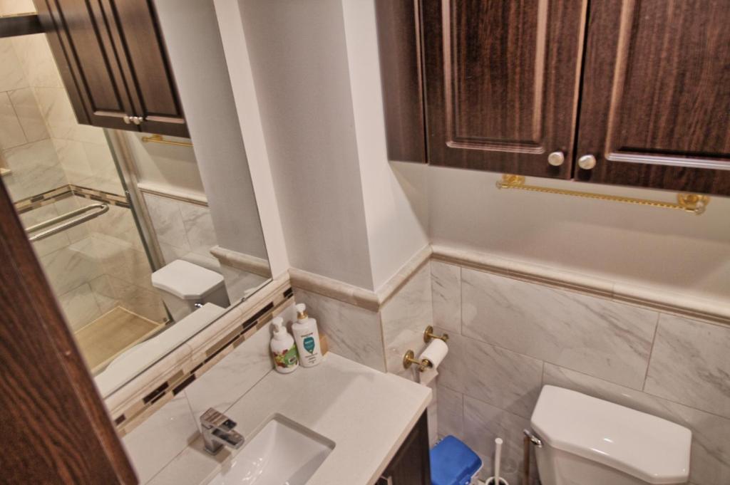 Large and beautiful master room with private bathroom photo 3