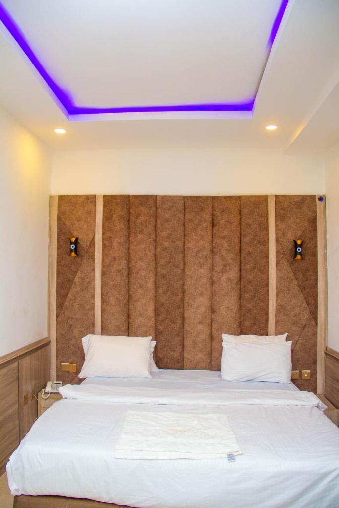 Emperor Melanie Hotels photo 4