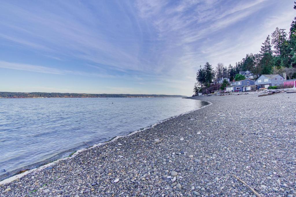 Puget Sound Cottage with Private Community Beach! photo 1
