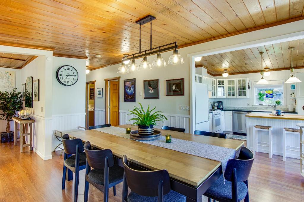 Puget Sound Cottage with Private Community Beach! photo 2