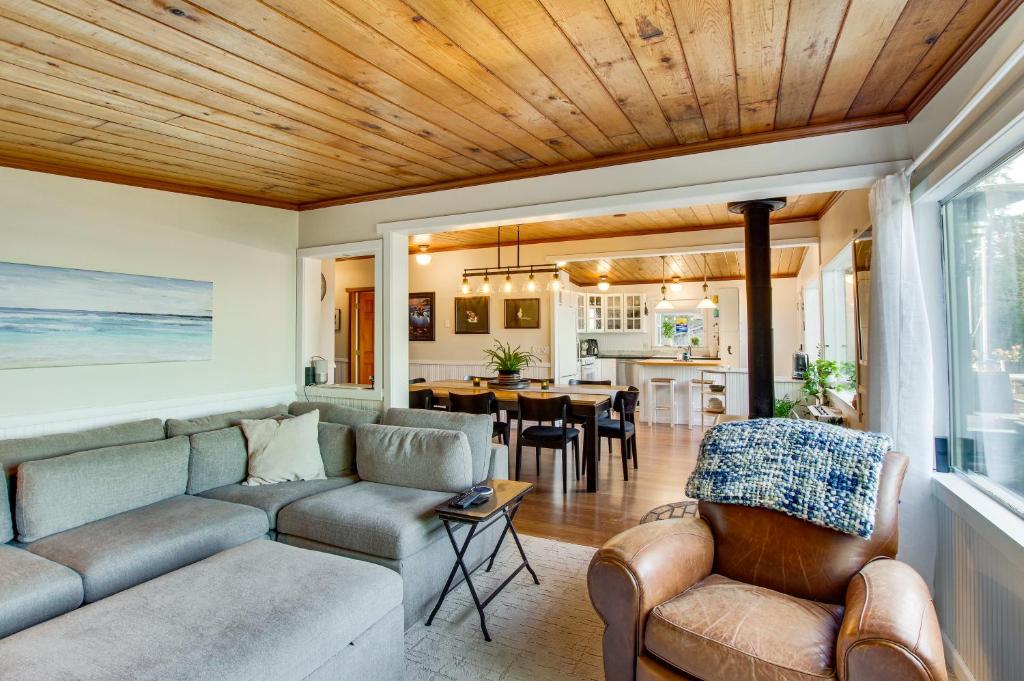 Puget Sound Cottage with Private Community Beach! photo 4
