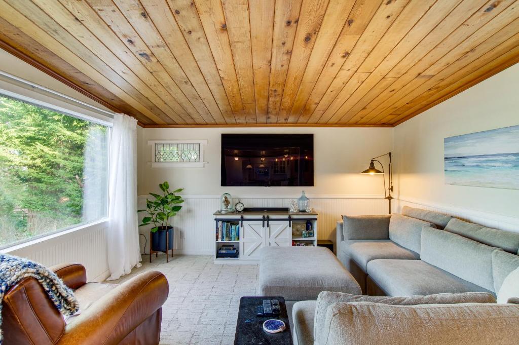 Puget Sound Cottage with Private Community Beach! photo 3